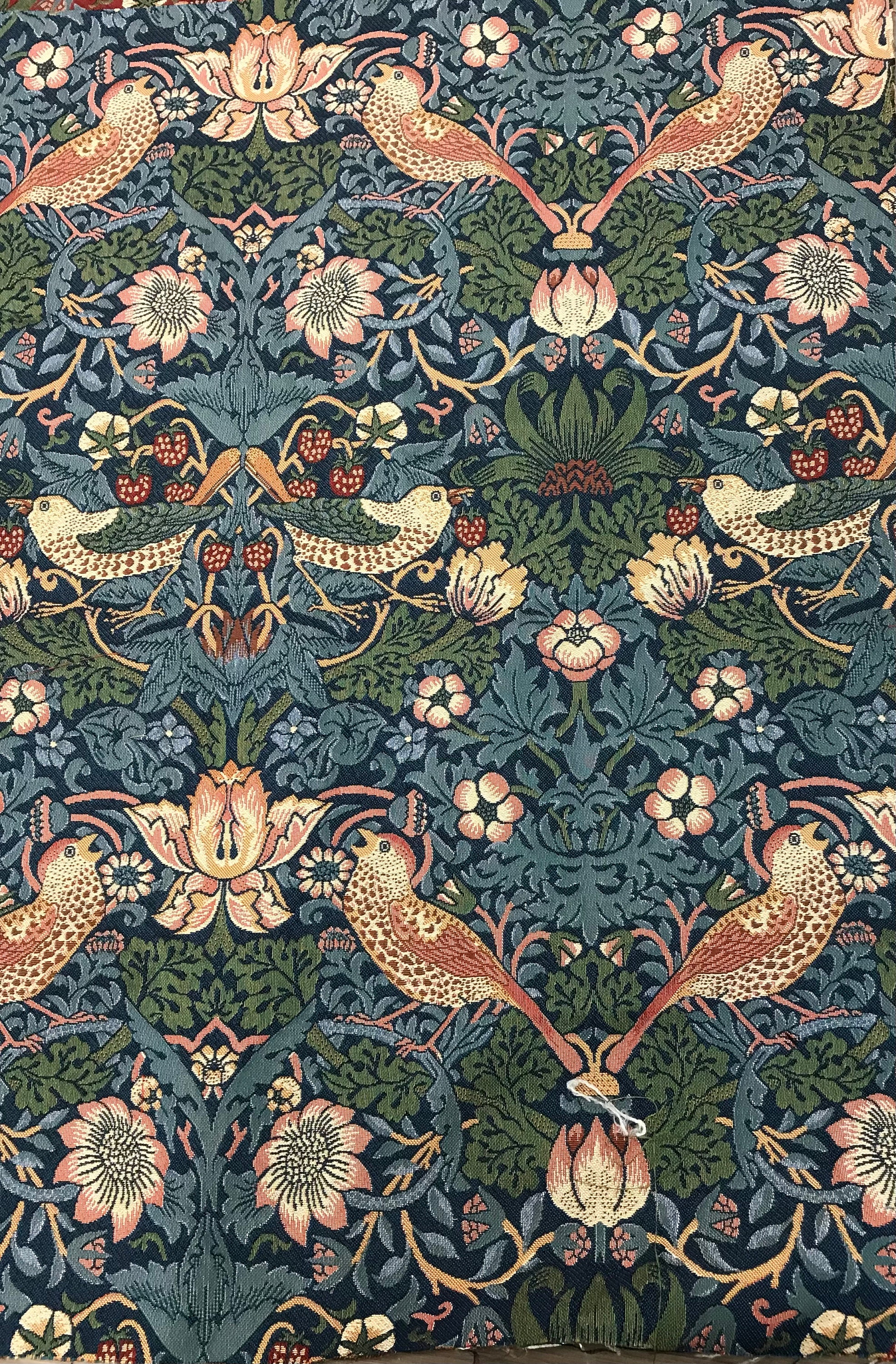 Cuscino XL William Morris "Ladro Di Fragole" Vintage Rosso, 23x23 Pollici, Linen Loft UK