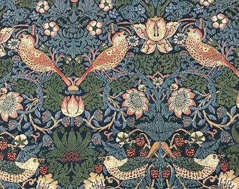 Op de afbeelding: Een donkerblauwe stof met een herhalend patroon van gestileerde vogels, bloemen en bladeren. De vogels zijn bruin en oranje met lange snavels. De bloemen zijn geel en roze. De bladeren zijn groen en blauw.