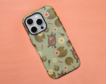 Étui de téléphone robuste Pond Life pour iPhone® et Samsung Galaxy® | Jolie trousse d'été verte à motifs floraux, animaux et insectes avec grenouilles