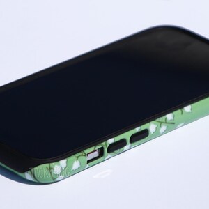 Étui de portable robuste Muguet pour iPhone® et Samsung Galaxy® | Jolie trousse verte à motifs floraux nature et jardin pour le printemps et l'été image 3