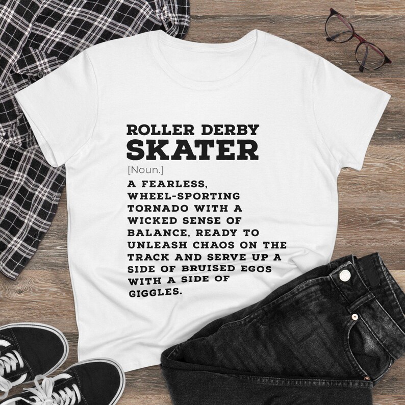 Puede incluir: Camiseta blanca con texto negro que dice "Roller Derby Skater [Sustantivo] Un(a) intr&eacute;pido(a), un(a) tornado deportivo(a) sobre ruedas con un sentido perverso del equilibrio, listo(a) para desatar el caos en la pista y servir un lado de egos magullados con un lado de risas."