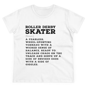 Puede incluir: Camiseta blanca con texto negro que dice "Roller Derby Skater [Sustantivo] Un(a) intr&eacute;pido(a), un(a) deportista sobre ruedas, un(a) tornado con un sentido perverso del equilibrio, listo(a) para desatar el caos en la pista y servir un lado de egos magullados con un lado de risas."