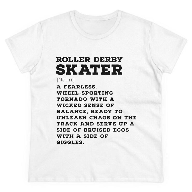 Puede incluir: Camiseta blanca con texto negro que dice "Roller Derby Skater [Sustantivo] Un(a) intr&eacute;pido(a), un(a) deportista sobre ruedas, un(a) tornado con un sentido perverso del equilibrio, listo(a) para desatar el caos en la pista y servir un lado de egos magullados con un lado de risas."