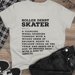 Puede incluir: Camiseta gris con texto negro que dice "Roller Derby Skater [Sustantivo] Un(a) valiente, un(a) tornado sobre ruedas con un sentido perverso del equilibrio, listo(a) para desatar el caos en la pista y servir una dosis de egos magullados con un toque de risas."