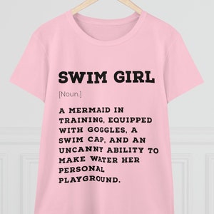 Camiseta com substantivo Swim Girl, definição legal de Swim Girl, ideias para presentes de Swimmer Girl, camiseta para amantes da natação, camiseta moletom, camiseta engraçada para natação