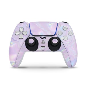 Pode incluir: Um comando PlayStation 5 DualSense branco e roxo iridescente com botões pretos e um logotipo PlayStation.