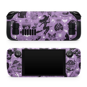 Peut inclure: Peau de protection pour console de jeu portable, avec un motif violet et noir. Le motif représente une sorcière, des chats, des étoiles, des lunes et d'autres éléments mystiques.