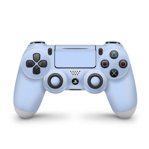 Puede incluir: Un mando de PlayStation 4 azul claro con botones negros y un logotipo de PlayStation blanco.