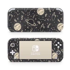 Puede incluir: Una consola Nintendo Switch Lite negra con una piel personalizada que presenta un patrón celestial. El diseño incluye planetas, estrellas, constelaciones y manos con símbolos celestiales. El logotipo de Nintendo Switch Lite es visible en la pantalla.