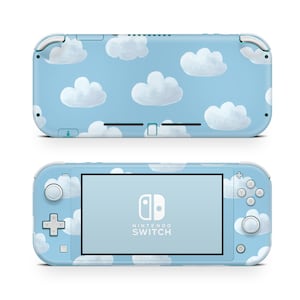 Puede incluir: Una consola Nintendo Switch Lite azul claro con un patrón de nubes blancas. La consola tiene un logotipo de Nintendo Switch blanco y el texto "NINTENDO SWITCH" en la parte delantera.