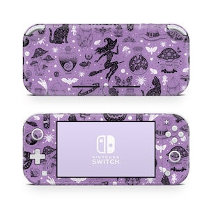 Op de afbeelding: Paarse Nintendo Switch Lite console skin met een zwart-wit patroon van heksen, katten, kristallen, paddenstoelen en sterren. De tekst "NINTENDO SWITCH" is zichtbaar op het scherm.