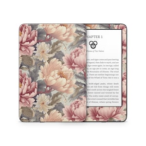 Puede incluir: Una funda para lector electrónico Kindle Paperwhite con estampado floral y una cita del libro "La Rueda del Tiempo" de Robert Jordan. La cita dice: "No hay ni principio ni fin en la Rueda del Tiempo. Pero fue un principio."