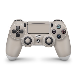Op de afbeelding: Een grijze PlayStation 4-controller met zwarte knoppen en een wit PlayStation-logo.