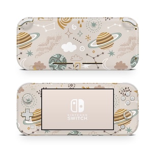 Puede incluir: Una consola Nintendo Switch Lite beige con una piel personalizada que presenta un patrón caprichoso de planetas, estrellas, nubes y formas abstractas en tonos de marrón, beige y verde. El logotipo de Nintendo Switch Lite es visible en la pantalla.