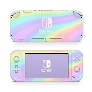 Könnte beinhalten: Eine Nintendo Switch Lite Konsole mit einem pastellfarbenen Regenbogen-Swirl-Design. Die Konsole ist weiß mit einem Regenbogenmuster auf der Rückseite und Vorderseite. Das Nintendo Switch Logo ist auf der Vorderseite der Konsole sichtbar.