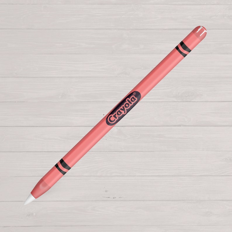 Puede incluir: Un Apple Pencil rosa con una piel de marca Crayola. La piel tiene un logotipo Crayola negro y rayas negras en los lados.