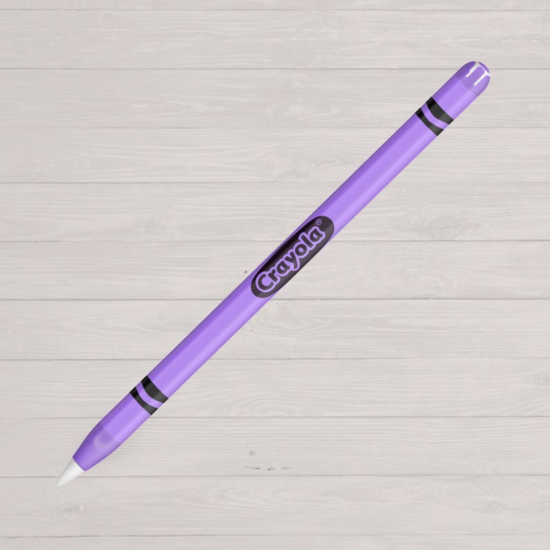 Puede incluir: Un Apple Pencil morado con una piel de marca Crayola. La piel tiene un logotipo Crayola negro y rayas negras en los extremos.