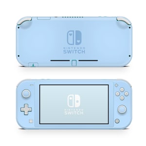 Puede incluir: Una consola de juegos portátil Nintendo Switch Lite azul claro con un mando Joy-Con blanco en el lado derecho. La consola tiene un logotipo blanco de Nintendo Switch con dos corazones en la parte delantera y trasera.