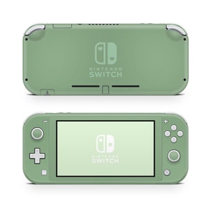 Pode incluir: Um console de jogos portátil Nintendo Switch Lite verde com um logotipo branco do Nintendo Switch e o texto "NINTENDO SWITCH".