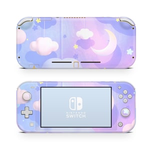 Könnte beinhalten: Eine violette und blaue Nintendo Switch Lite Konsole mit einem pastellfarbenen Wolken- und Monddesign. Die Konsole hat einen weißen Bildschirm mit dem Nintendo Switch Logo und Text.