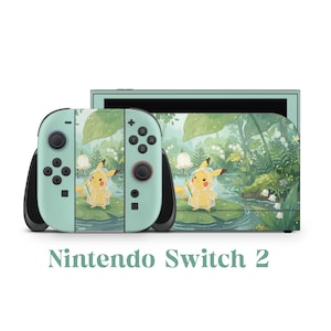 Peut inclure: Une console et une manette Nintendo Switch 2 avec un revêtement vert clair illustrant Pikachu portant un imperméable transparent, debout sur un nénuphar dans un étang forestier entouré de fleurs de muguet et de feuillage vert.