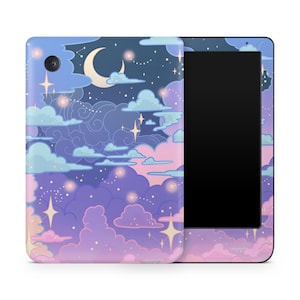 Può includere: Una custodia per tablet con un design di cielo notturno con nuvole, stelle e una luna crescente. La custodia è viola, rosa e blu.