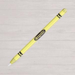 Puede incluir: Un Apple Pencil amarillo con una piel de marca Crayola. La piel tiene un logotipo Crayola negro en ella.