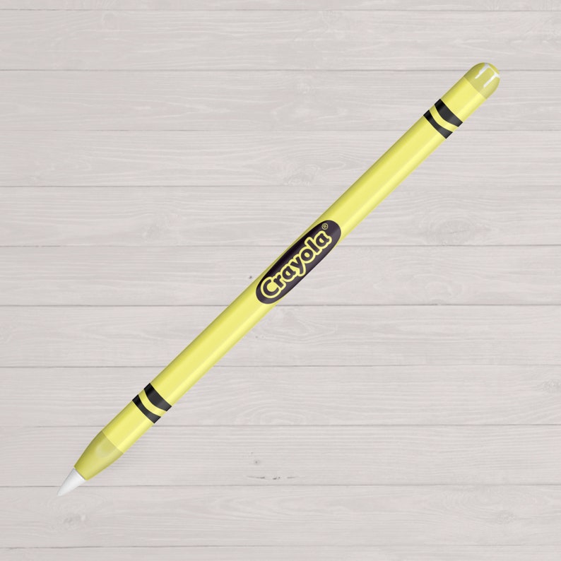 Puede incluir: Un Apple Pencil amarillo con una piel de marca Crayola. La piel tiene un logotipo Crayola negro en ella.