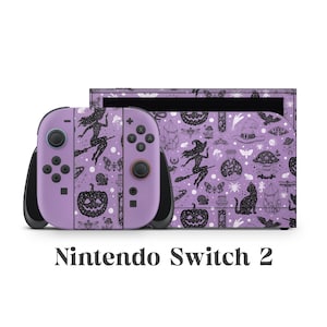 Puede incluir: Una consola Nintendo Switch 2 y sus mandos de color lavanda con un patrón negro de Halloween. El diseño incluye brujas en escobas, calabazas y otros elementos espeluznantes. El texto "Nintendo Switch 2" se muestra debajo.