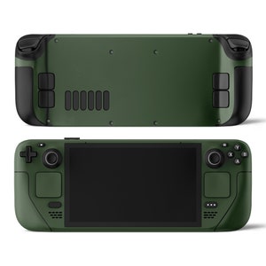 Puede incluir: Una consola de juegos portátil de color verde oscuro con una pantalla negra, botones y joysticks. La consola tiene un acabado texturizado mate.