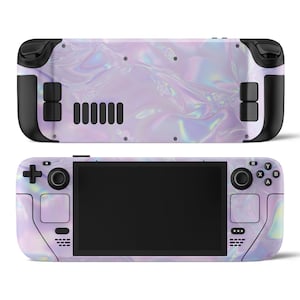Könnte beinhalten: Eine tragbare Spielekonsole mit einer holografischen, irisierenden Haut in Lavendel-, Rosa- und Silbertönen. Die Konsole verfügt über schwarze Steuerpads, Tasten und einen schwarzen Bildschirm. Das Design bedeckt das gesamte Gerät, einschließlich Vorder- und Rückseite.