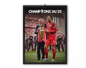 Könnte beinhalten: Gerahmter Druck mit dem Text "CHAMPIONS 24/25" oben, der zwei Männer zeigt, die eine Trophäe halten. Einer trägt ein rotes Trikot, der andere einen blauen Anzug. Der Hintergrund ist ein Stadion voller Zuschauer.
