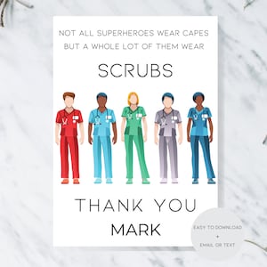 Könnte beinhalten: Ein weißer Druck mit dem Text "NOT ALL SUPERHEROES WEAR CAPES BUT A WHOLE LOT OF THEM WEAR SCRUBS." Darunter befinden sich Illustrationen von fünf medizinischen Fachkräften in OP-Kleidung. Der Druck sagt auch "THANK YOU MARK."