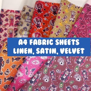 Op de afbeelding: Een verzameling A4-stofvellen in linnen, satijn en fluweel. De stoffen hebben herhalende patronen van stripfiguren. Het kleurenpalet omvat paars, oranje, rood en roze. De tekst "A4 FABRIC SHEETS LINEN, SATIN, VELVET" is zichtbaar.