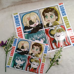 Op de afbeelding: Vier kleurrijke vierkante stickers met chibi anime-personages uit de Fire Emblem-serie. Elke sticker toont een ander personage tegen een andere gekleurde achtergrond. De tekst op de stickers luidt "Lions Deers Eagles Lions".