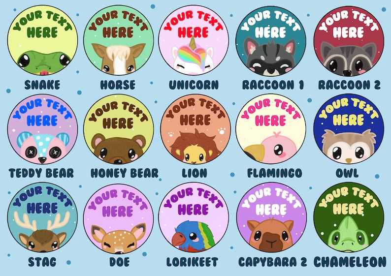 Peut inclure: Une collection de quinze autocollants circulaires pr&eacute;sentant des visages d'animaux de dessin anim&eacute;, dont un serpent, un cheval, une licorne, un raton laveur, un ours en peluche, un lion, un flamant rose, un hibou, un cerf, une biche, un lori, un capybara et un cam&eacute;l&eacute;on avec le texte YOUR TEXT HERE.