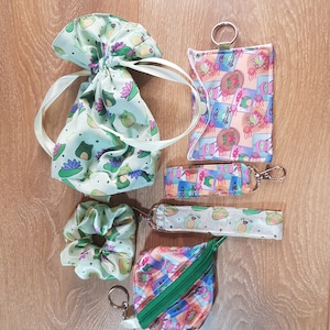 Süßes Frosch Geschenkset - Scrunchie, Schlüsselanhänger, Würfeltasche, Armband, Geldbörse, Schoten, Seerosenblätter, Briefmarken, lustig, chibi kawaii