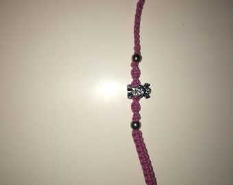 Pulseira rosa com pingente de menina