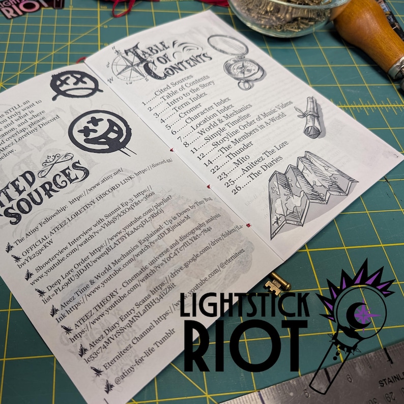 Puede incluir: Un folleto abierto con el t&iacute;tulo "Tabla de contenidos" y "Fuentes citadas" se muestra. El folleto contiene una lista de temas y enlaces. La imagen tambi&eacute;n incluye un lightstick y el texto "LIGHTSTICK RIOT".