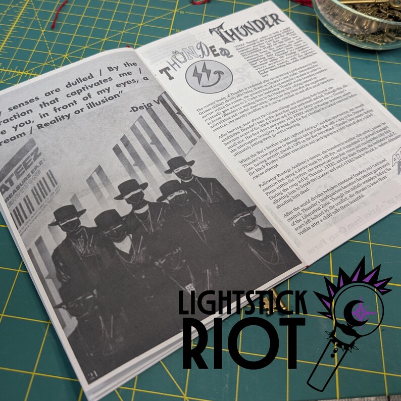 Puede incluir: Una revista abierta con una foto en blanco y negro de personas con sombreros y m&aacute;scaras. Se ven las palabras "THUNDER" y "LIGHTSTICK RIOT". La revista est&aacute; sobre una esterilla de corte verde.