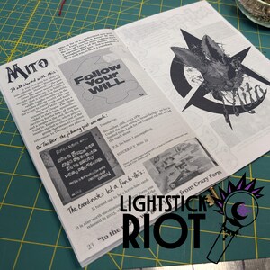 Puede incluir: Fanzine abierto con ilustraciones y texto en blanco y negro. La portada presenta la palabra "Mito" en letras estilizadas. En el interior, un gr&aacute;fico de una criatura parecida a un conejo con un dise&ntilde;o de estrella. El texto "Follow Your Will" tambi&eacute;n es visible.