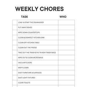 Puede incluir: Una lista de tareas domésticas semanales imprimible en blanco y negro con el título "Tareas semanales" y dos columnas etiquetadas como "Tarea" y "Quién". La lista incluye tareas domésticas como cargar el lavavajillas, guardar los platos, limpiar las encimeras, limpiar el fregadero de la cocina, limpiar la mesa de la cocina, limpiar la nevera, sacar la basura, limpiar el microondas, aspirar, fregar, desempolvar los muebles, desempolvar las lámparas, limpiar los inodoros, limpiar los espejos, limpiar los lavabos del baño, empezar, doblar y guardar la ropa, crear un menú y crear una lista de la compra.