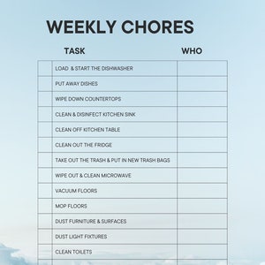 Puede incluir: Una lista de tareas domésticas semanales imprimible con dos columnas etiquetadas como "Tarea" y "Quién". Las tareas incluyen cargar y encender el lavavajillas, guardar los platos, limpiar las encimeras, limpiar y desinfectar el fregadero de la cocina, limpiar la mesa de la cocina, limpiar el refrigerador, sacar la basura y poner nuevas bolsas de basura, limpiar el microondas, aspirar los pisos, trapear los pisos, desempolvar los muebles y las superficies, desempolvar las lámparas, limpiar los inodoros, limpiar los espejos, limpiar y desinfectar los lavabos del baño, lavar, doblar y guardar la ropa, crear un plan de menú y crear una lista de compras.