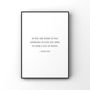 Puede incluir: Impresión tipográfica en blanco y negro con una cita de Roald Dahl: "Si quieres llegar a algún lado en la vida, tienes que leer muchos libros."