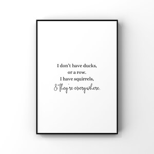 Könnte beinhalten: Schwarzweißes druckbares Wandbild mit dem Text "Ich habe keine Enten, oder eine Reihe. Ich habe Eichhörnchen, und sie sind überall."