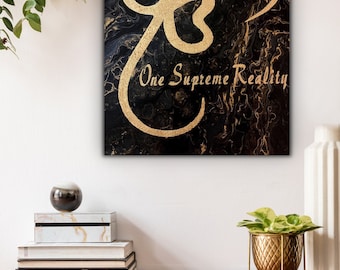 Op de afbeelding: Een abstract schilderij in zwart en goud met een gouden swirl-ontwerp en de tekst "One Supreme Reality".