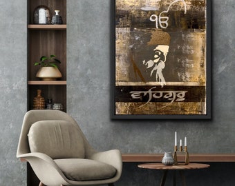 Op de afbeelding: Een ingelijste abstracte kunstprint met een goud-bruin kleurenschema. De print toont een gestileerd portret van een persoon met een baard en de tekst "96" en "ਵਾਹਿਗੁਰੂ" in gouden letters.
