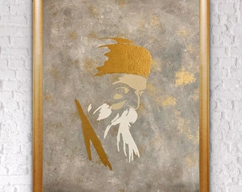 Op de afbeelding: Een ingelijst abstract schilderij van een gezicht in goud en wit op een grijze achtergrond.