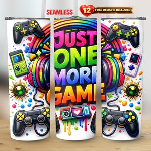 以下が含まれることがあります： 「JUST ONE MORE GAME」のテキストが入った、鮮やかなデザインの白いタンブラー。カラフルなヘッドフォン、ゲームコントローラー、携帯型ゲーム機がデザインされています。全体的なテーマはゲームとエンターテイメントです。