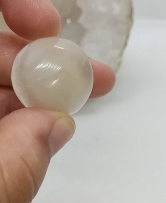 Pierre Roulée Petite Boule de Sélénite Véritable Du Maroc Très Belle Qualité 3 cm Environ Pour Chamb